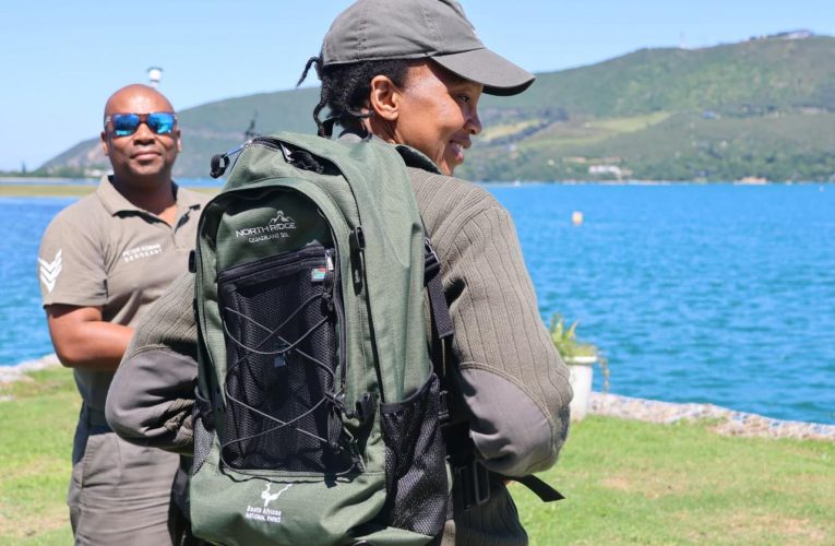Honorary rangers hailed for donating bags to field rangers in Knysna